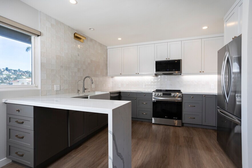 Building Photo - 2517 Navarra Dr