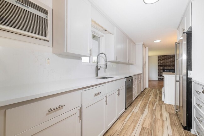 Building Photo - Versatile 5 Bedroom Retreat with Office and Outdoor Living in Burien