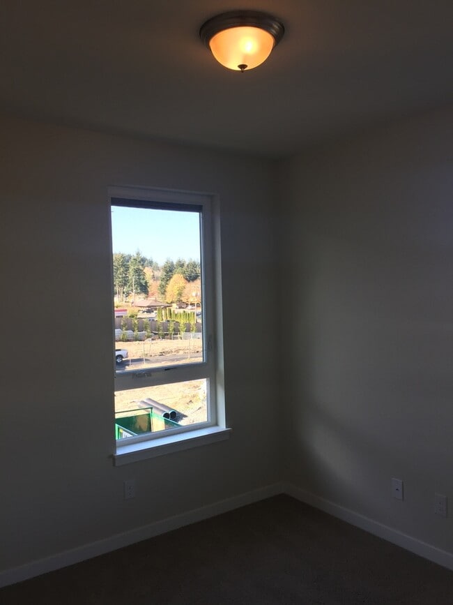Building Photo - Newer Townhouse in Lake Forest Park!