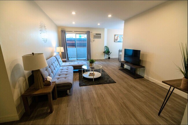 Interior Photo - 311 South Doheny Drive
