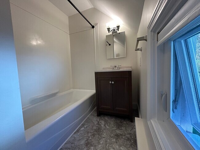 Bathroom with shower/tub combination. - 12 Everett St