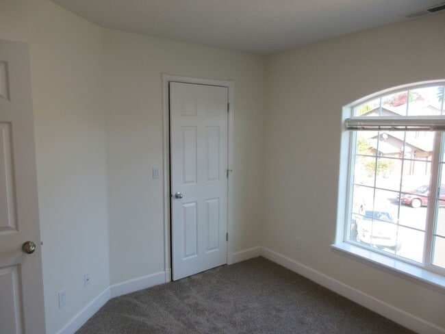 Building Photo - Large 4 Bedroom Home in West Salem