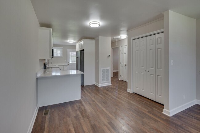 Building Photo - 405 Figuers Dr