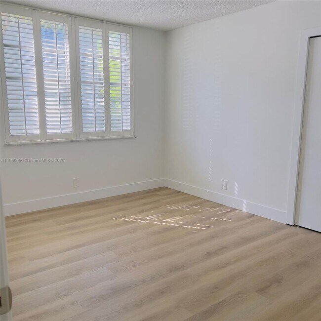 Building Photo - 4009 N Cypress Dr