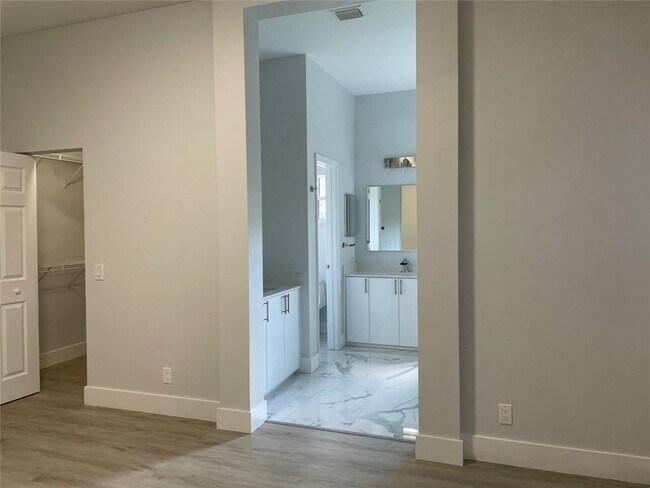 Building Photo - 4293 Laurel Ridge Cir