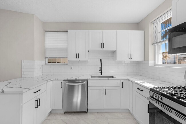 Building Photo - Charming 3-Bedroom with High Ceilings & Modern Updates