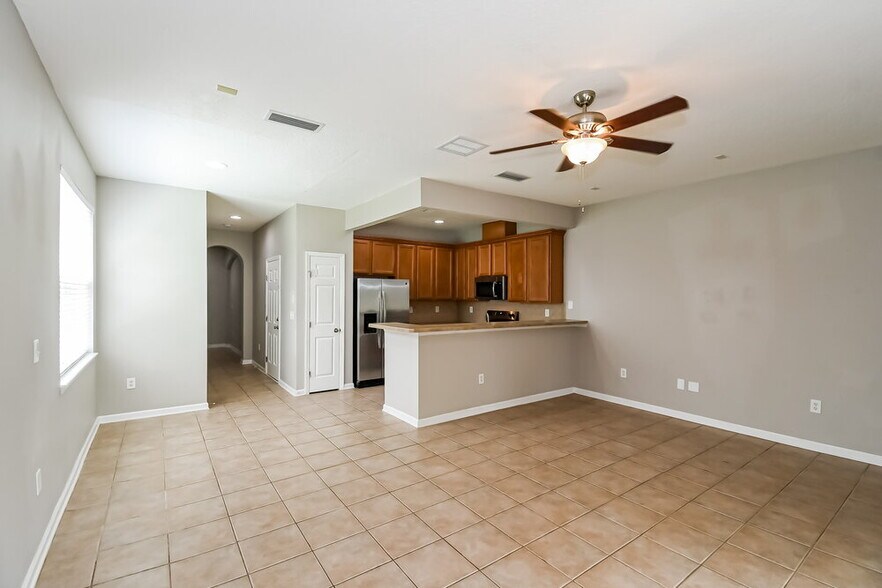 Building Photo - 5966 Pavilion Dr
