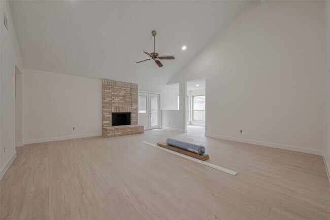 Building Photo - 15934 Barbarossa Dr
