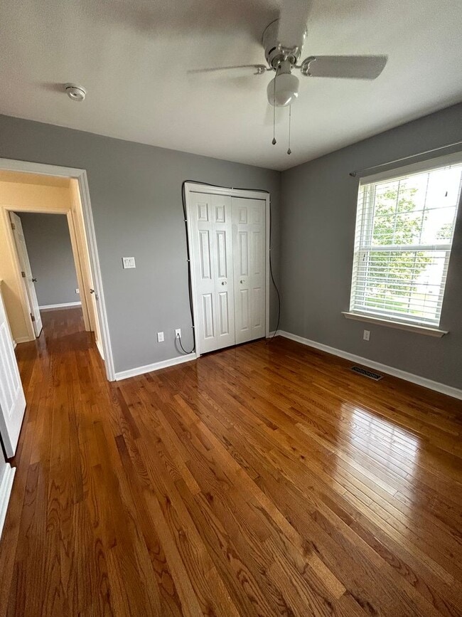 Building Photo - New Listing Alert! End unit Townhome in Pe...