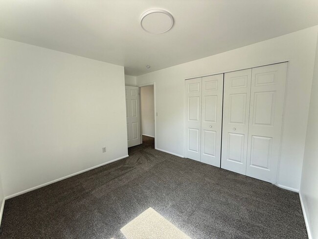 Building Photo - 3 Bedroom Home in Holladay now available