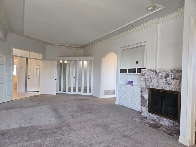 Building Photo - Luxurious home available immediately.