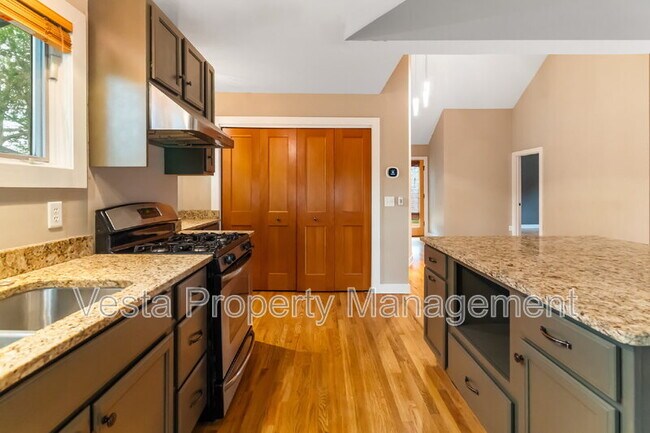 Building Photo - 318 Sulphur Springs Rd