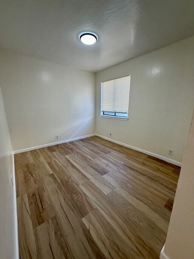 Building Photo - 02360