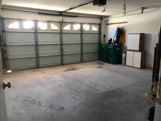Building Photo - 164 Oak Lake Rd
