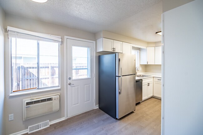 Building Photo - (PAST) 3035 17th Ave