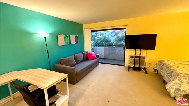 Building Photo - 10982 Roebling Ave