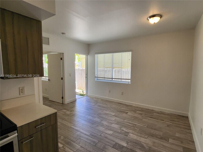 Building Photo - 557 Michigan Ave