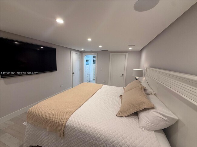 Building Photo - 5555 Collins Ave