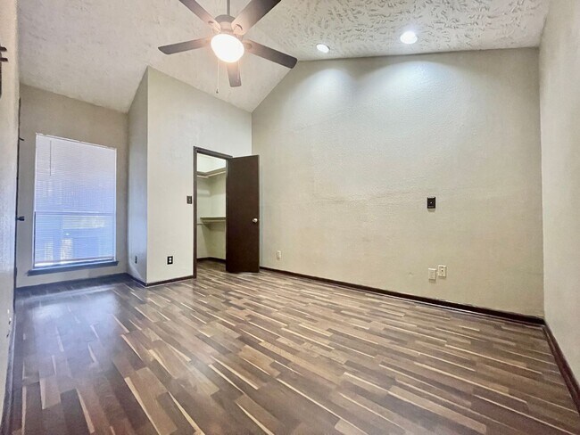 Building Photo - Gorgeous Condo, 2 Bedrooms/2 Balconies/2 B...