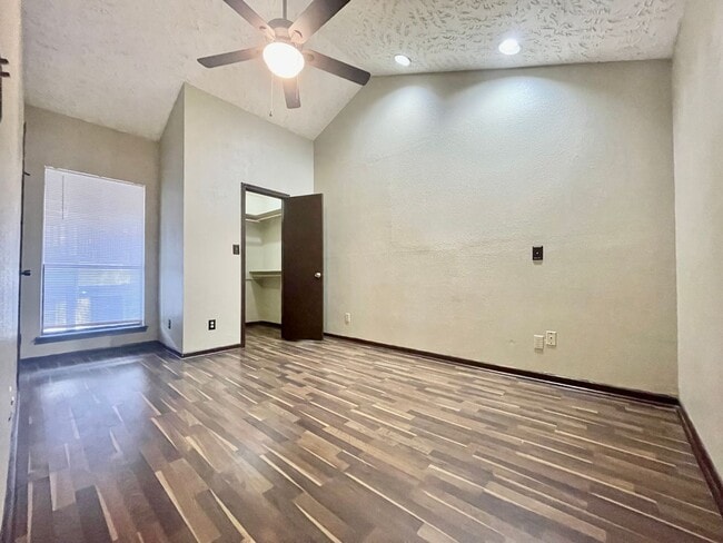 Building Photo - Gorgeous Condo, 2 Bedrooms/2 Balconies/2 Bathrooms - WALK TO CAMPUS! - Reduced Deposit - 50% off ...