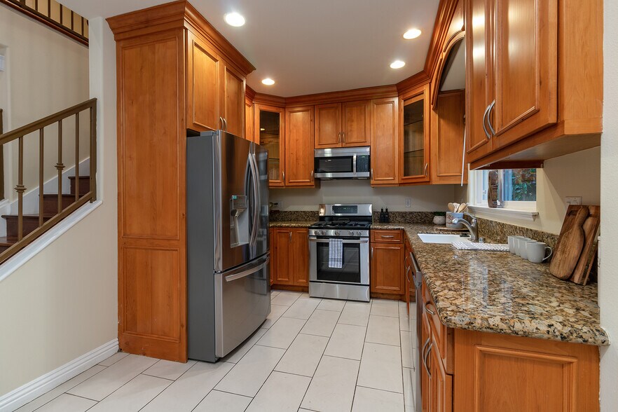 Building Photo - 3689 S La Cienega Blvd