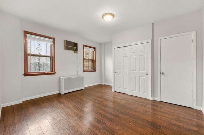 Building Photo - 37 Pearsall Ave