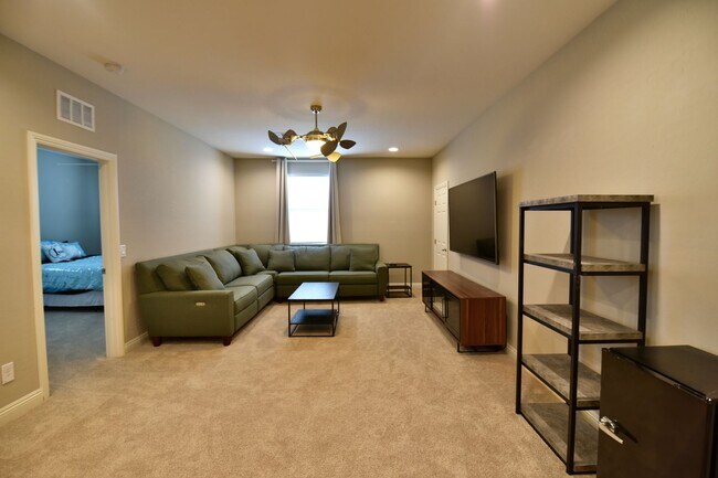 Building Photo - Gorgeous 3bed / 2.5bath home located in Tuscany!