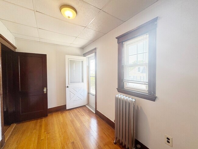Building Photo - 211 Gladstone St