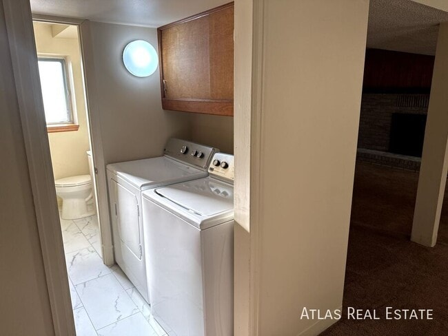 Building Photo - 9415 Brentwood St