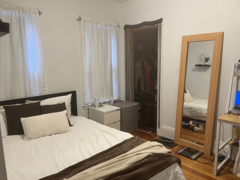 Building Photo - 37 Elm St