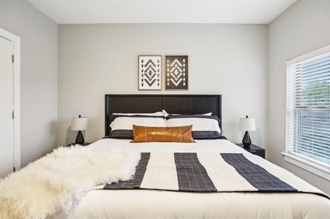 Building Photo - 2505 Thornton Rd