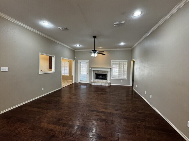 Building Photo - Beautiful Home in Upscale Neighborhood!