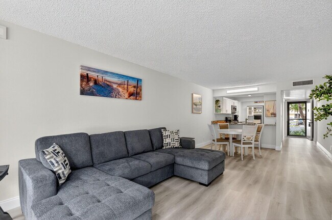 Building Photo - 8 Royal Palm Way