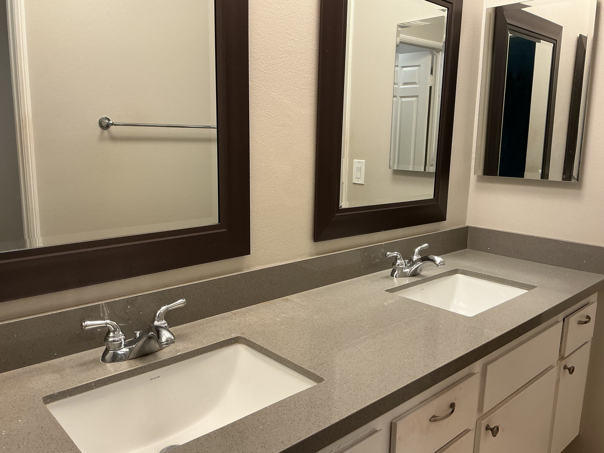 Double vanity, granite - 21650 Burbank Blvd