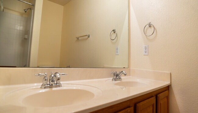 Building Photo - "Spacious 3-Bed, 3-Bath Gem on Bridgewood Drive"