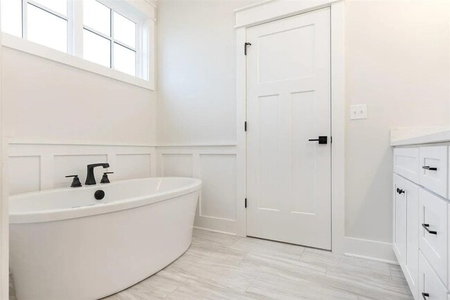 Building Photo - 633 Village Way