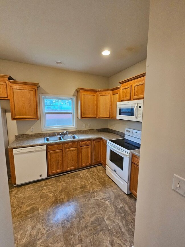 Building Photo - 3BR 2BA Townhome