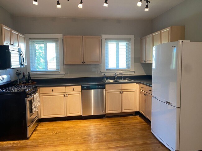 Building Photo - Beautiful Renovation in the Desirable South Hampton Neighborhood