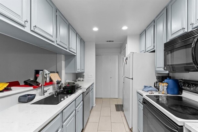 Building Photo - 806 W 24th St