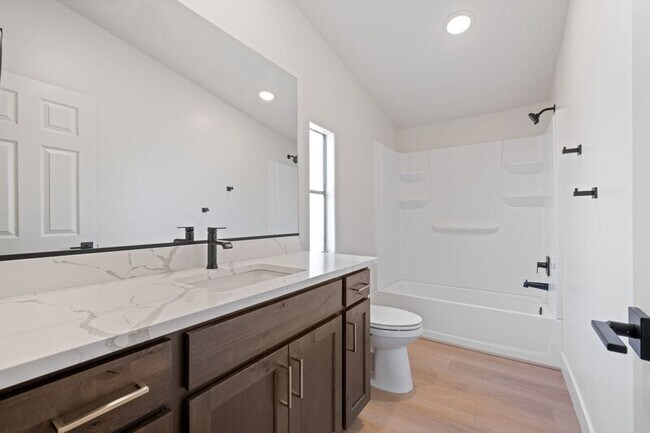 Building Photo - 146 E 400 N