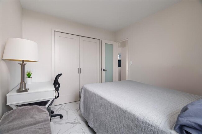 Building Photo - 2400 NE 9th St