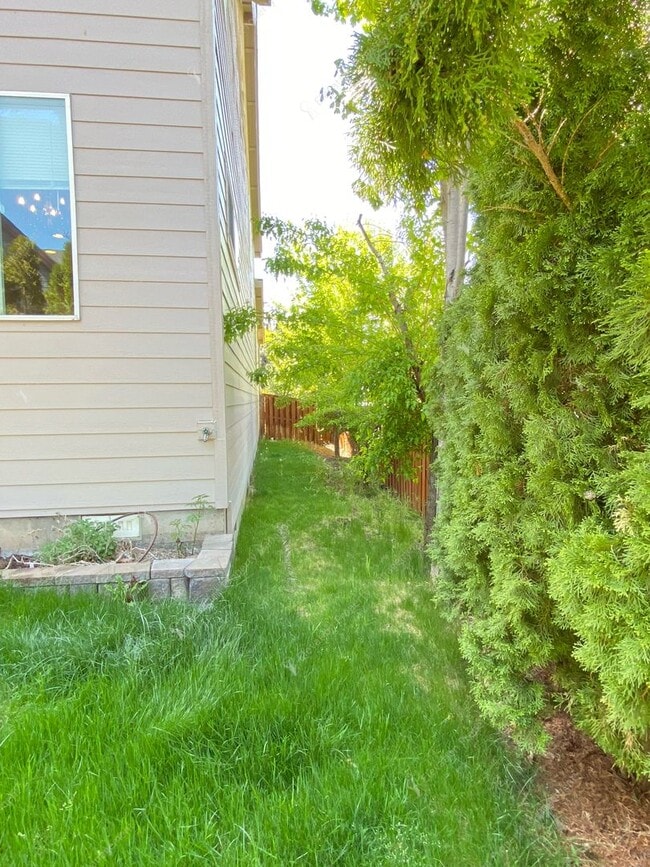 Building Photo - Spacious Corner Home in Prime SW Bend Loca...