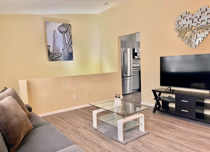 Building Photo - 1510 W Maple Ave