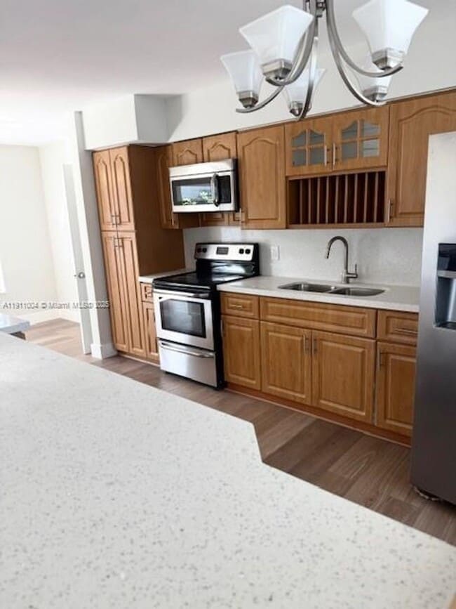 Building Photo - 640 SW 11th Ave