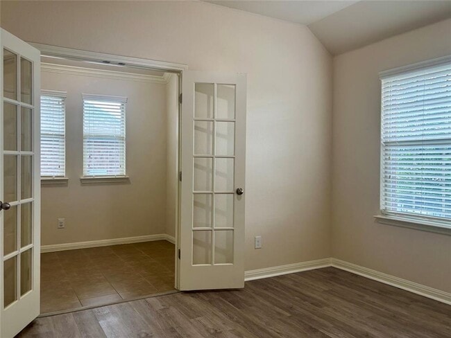 Building Photo - 909 Coulee Dr