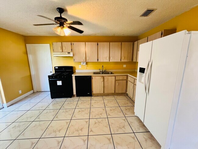 Building Photo - 5855 Timber Valley Dr