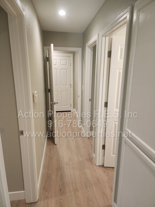 Building Photo - West Roseville 3 bedroom 2 bathroom 1406 sqft Three Car Garage Walking to Wood Creek High