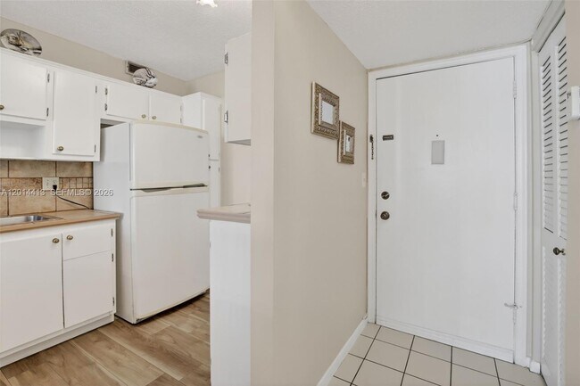 Building Photo - 1817 S Ocean Dr