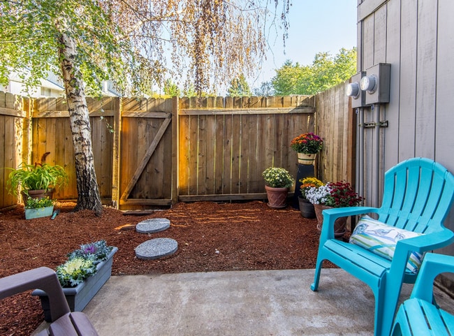 Building Photo - Townhouse style condo in Beaverton!