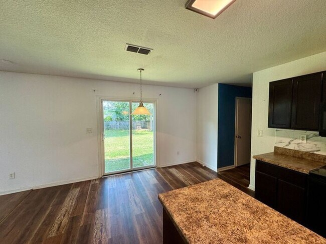 Building Photo - Over 2800 square feet!